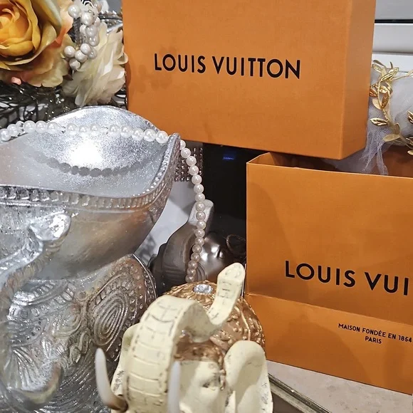 UNLISTED LUXURY BAGS, WALLETS & ACCESSORIES - Picture 2 of 9